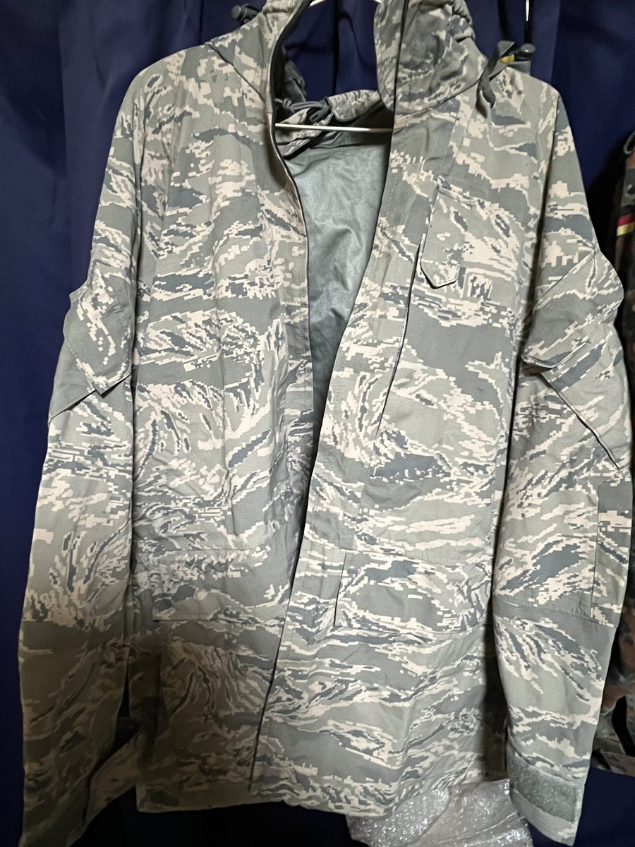 冬服を購入！😆
以前来てたフレクターgr12/13タイプのがキツいので買いました。

あまり迷彩ぽく無いのが欲しかったので良かったです。

サイズは最大を買い、フリースの上からでも余裕あるので助かります。👍
その内フレクターのⅣサイズを購入予定ですが☺️