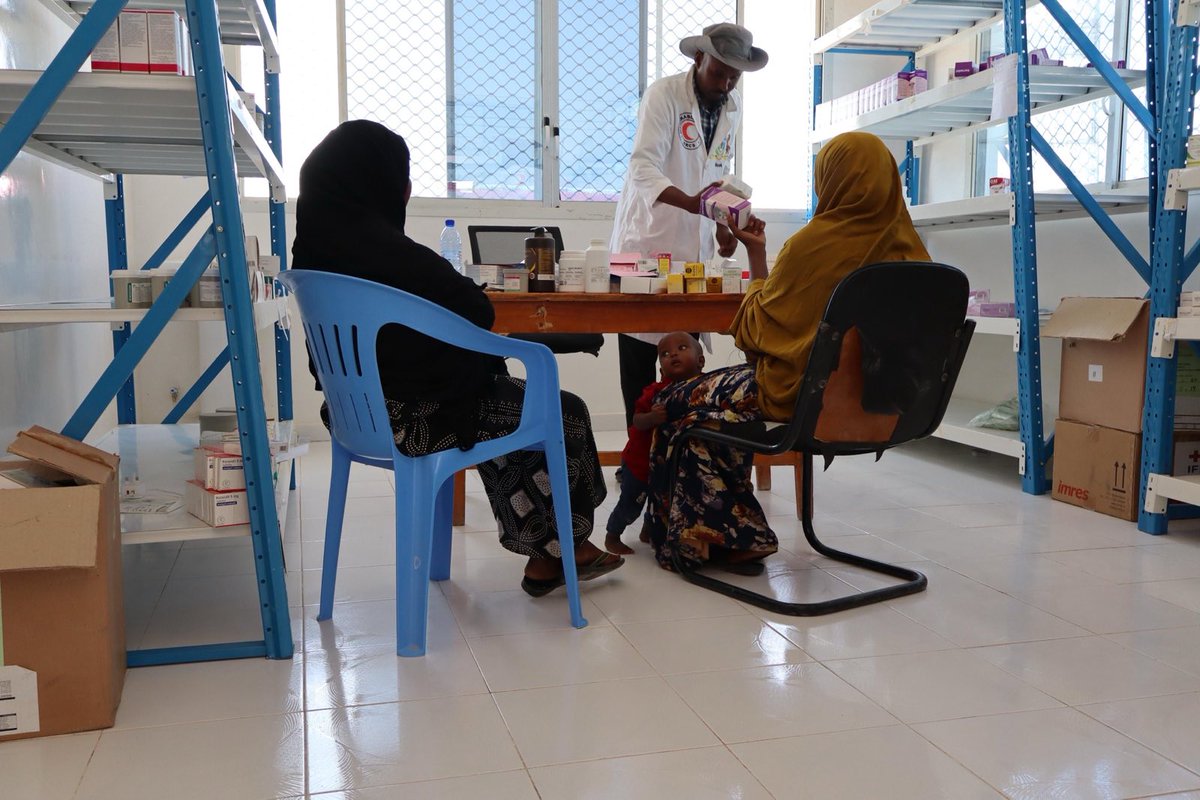 Of the 28 #SRCS (#BishaCas) health centres supported by <a href="/ICRC/">ICRC</a> in conflict-affected areas of #Somali Iskushuban clinic in Bari stands out. Rebuilt from the ground up, serving families affected by conflict/drought. And now runs 100% on solar power. 7,000+ patients treated so far.