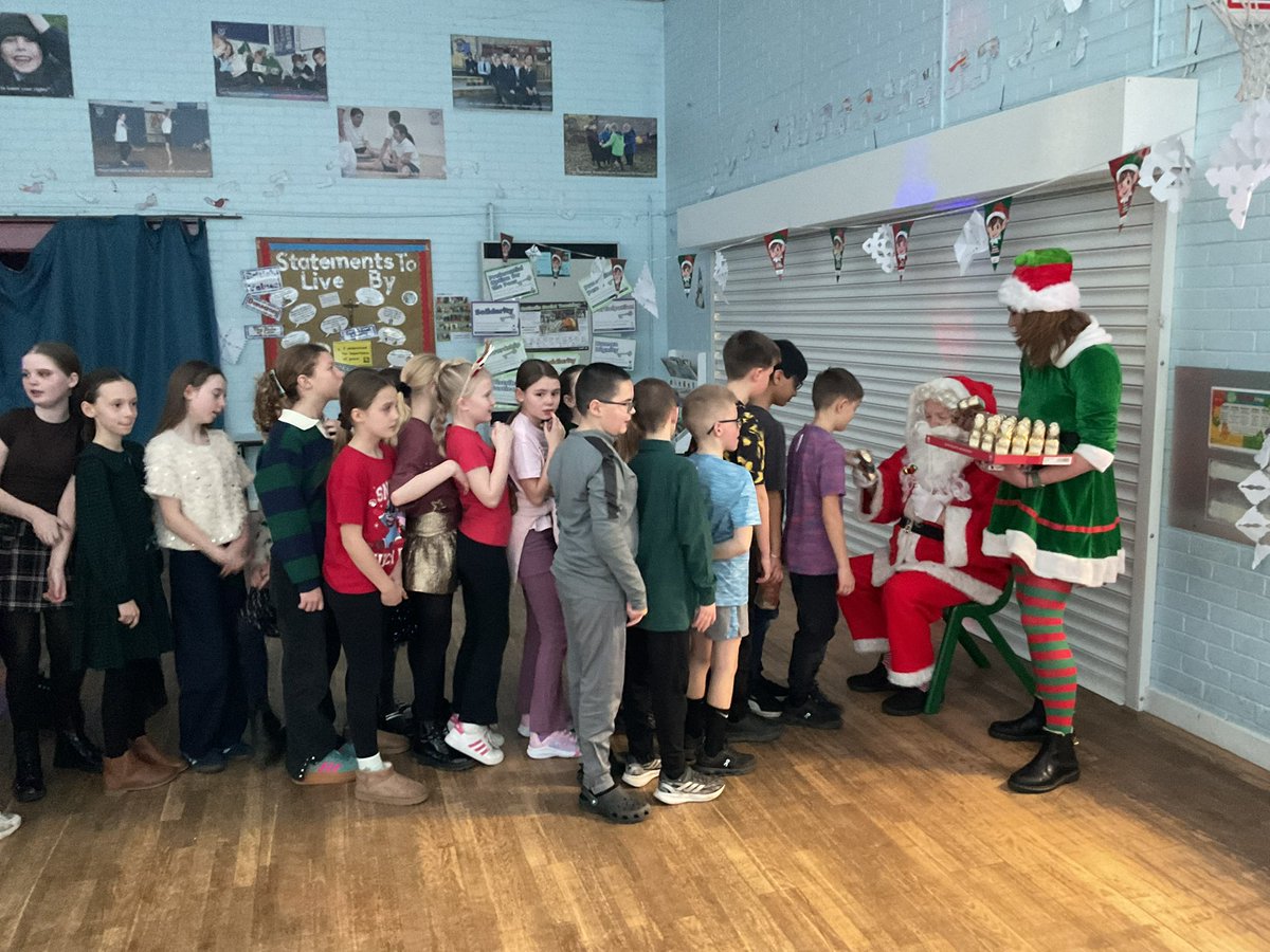 Santa and his elf have made an exciting stop off at Year 5 and 6’s Christmas party with some chocolate treats for the boys and girls. 🎅 🎄 🎁