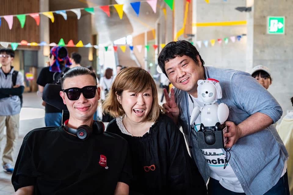 【訃報】
先週ご家族からご連絡をいただき、僕のALSの大切な友人のみかちゃんが亡くなったことを知りました。
あまりにもショックですぐには言葉に出来ませんでした。毎回MOVEFES.では分身ロボットOriHimeで接客してくれたり、名古屋ゴロンなどのイベントでは毎年会っていた大切な仲間です。