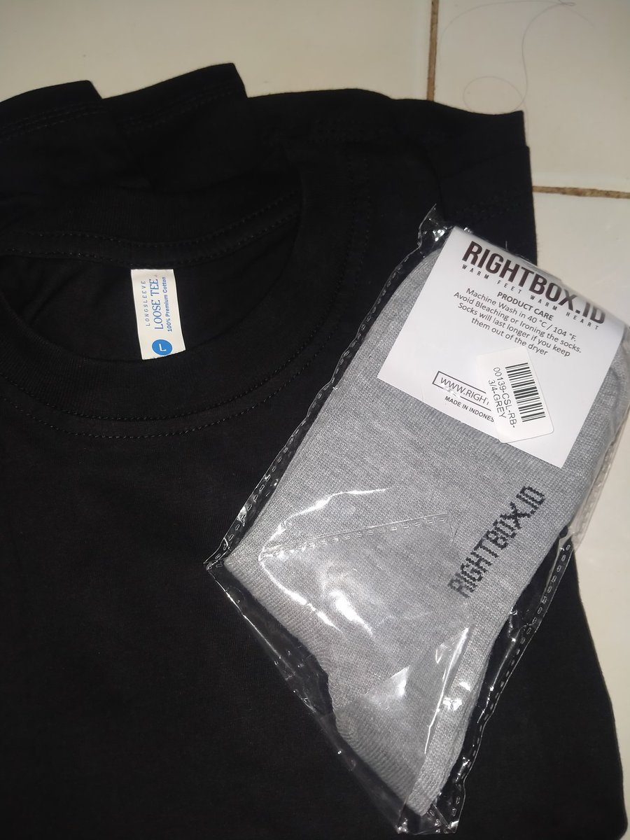 alsa_bie's tweet image. 2 barang yg murah tp ga menyesal gue beli, kaos kaki yg tebel dan kaos 100% cotton, cuttingannya bagus di badan lg❤️