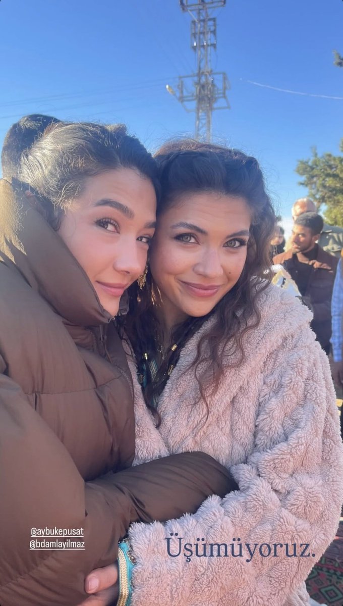 #HalefKöklerinÇağrısı dizisinin iki başarılı oyuncusu Biran Damla Yılmaz ve Aybüke Pusat'tan sarılmalı kare. 🫂