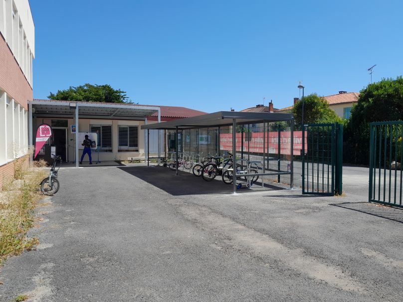 📣 Le Guide de stationnement vélo <a href="/FUB_fr/">FUB</a> s’enrichit grâce à #AlvéolePlus. Installer du stationnement vélo dans un établissement d’enseignement, c’est protéger les vélos, apaiser les abords, encourager la pratique et favoriser l’autonomie des élèves ⬇️
fub.fr/sites/fub/file…