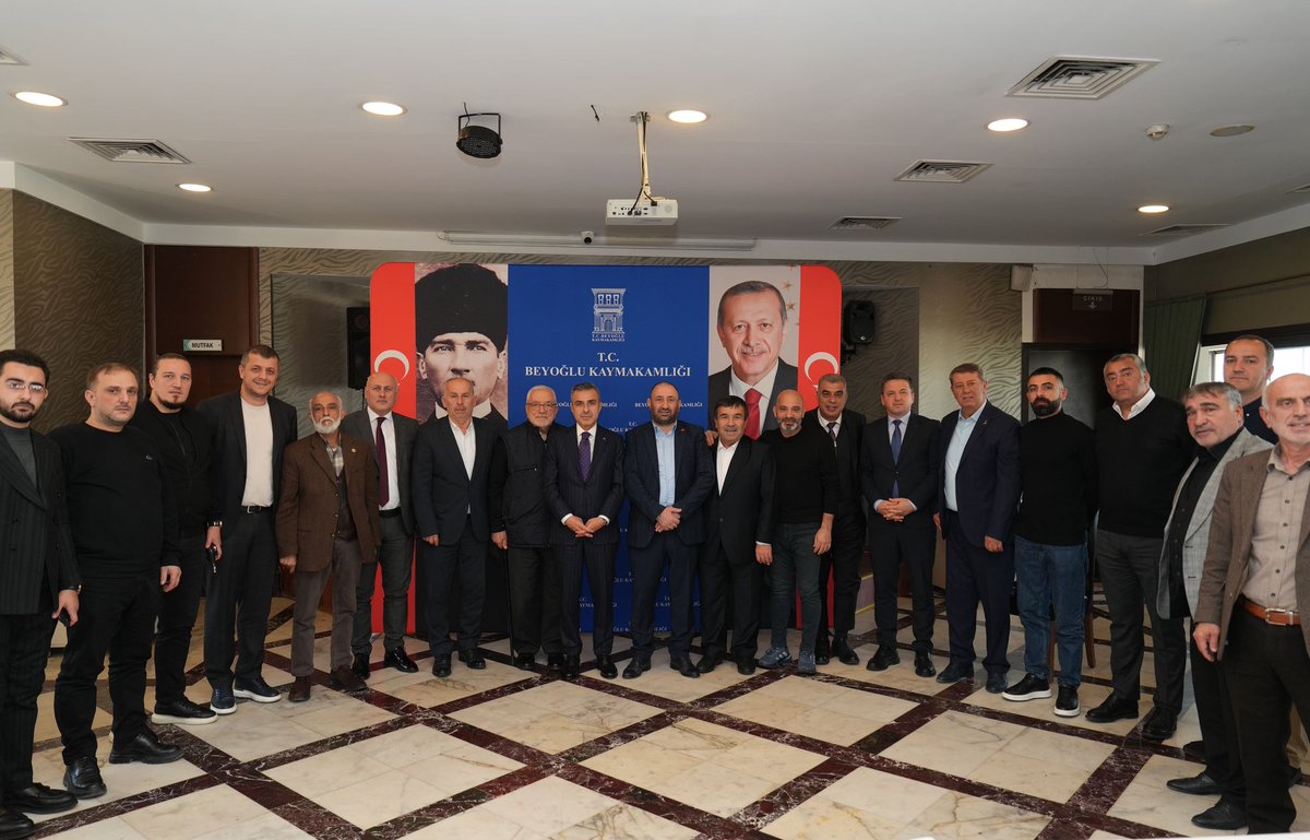 Kaymakamımız Sayın Abdullah Atakan Atasoy başkanlığında, ilçemizde faaliyet gösteren spor kulüpleriyle yıl sonu değerlendirme toplantısı gerçekleştirildi.
Toplantıya İlçe Gençlik ve Spor Müdürümüz Sayın Metin Albayrak ve İlçe Milli Eğitim Müdürümüz Sayın Cevat Dervişoğlu da eşlik