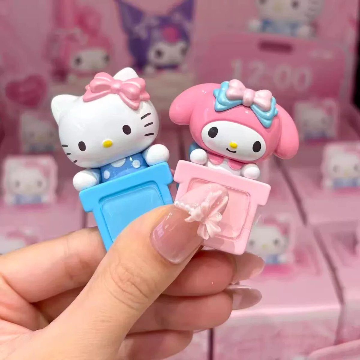 uukiyo_stuff's tweet photo. New Update ✨ พร้อมส่ง ตัวเกาะมือถือ Sanrio แบบเลือกตัว มี Mymelody &amp; Kitty นะคะ

💗 290.- ส่งฟรี
🛒 สั่งซื้อ / สอบถามทาง dm

#ตัวเกาะมือถือ #ตัวเกาะ #ตัวเกาะซานริโอ้ #ตลาดนัดsanrio #ตลาดนัดซานริโอ้ 
#ของขวัญ #ของขวัญปีใหม่ https://t.co/UsHvZ3BGB4