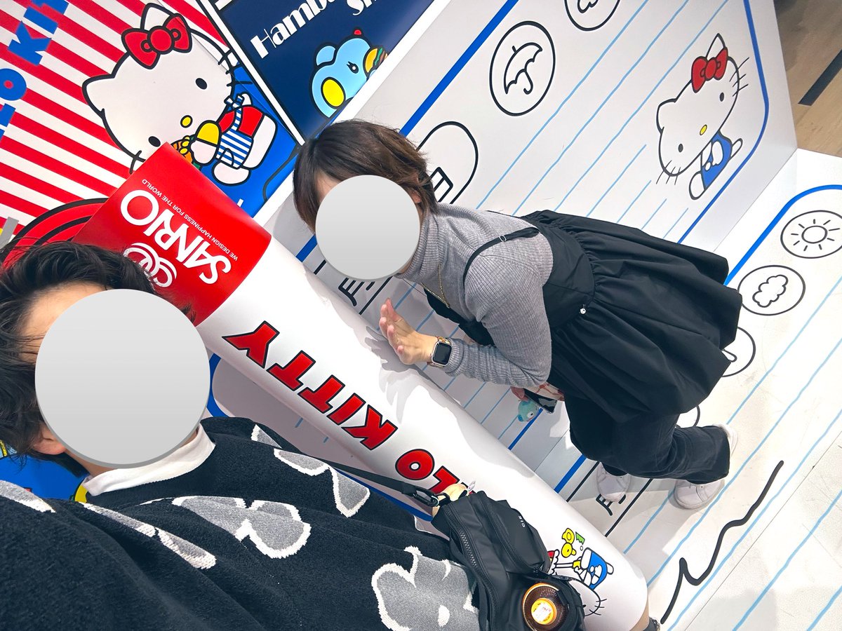 kei20928's tweet photo. それぞれ夜いなかったりで、4日ぶりに一緒にご飯食べるぅ🥳
(写真は先日のキティ展🍎) https://t.co/7DYFUmMlHb
