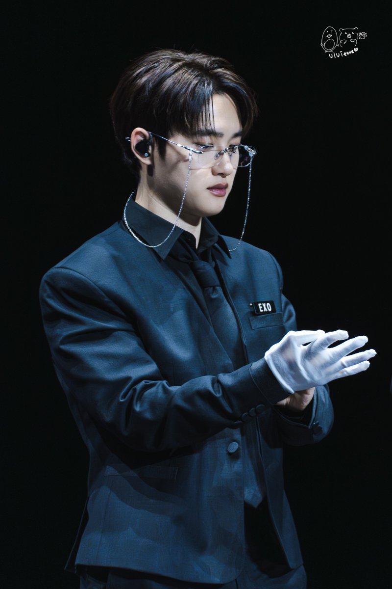 viviennezhou33's tweet image. 251214 EXO'verse 19:00 
This butler is overflowing with sensual charm.
  📷 #도경수 #DOHKYUNGSOO #KYUNGSOO #디오 #DO（DO） #ドギョnssu #都敬秀 #EXO #엑소 #weareoneEXO #EXOverse_1