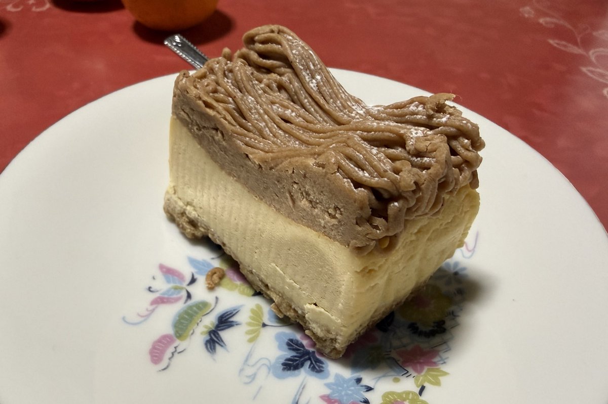masayuki410's tweet photo. 週末はこちらをいただきました😋
都合により大きめにカットしてあります。
Cheese³ (チーズチーズチーズ)@栃木県芳賀郡益子町
キャラメルナッツチーズケーキ
モンブランチーズケーキ
#Cheese3
#益子町 https://t.co/JBg1ajO8LI