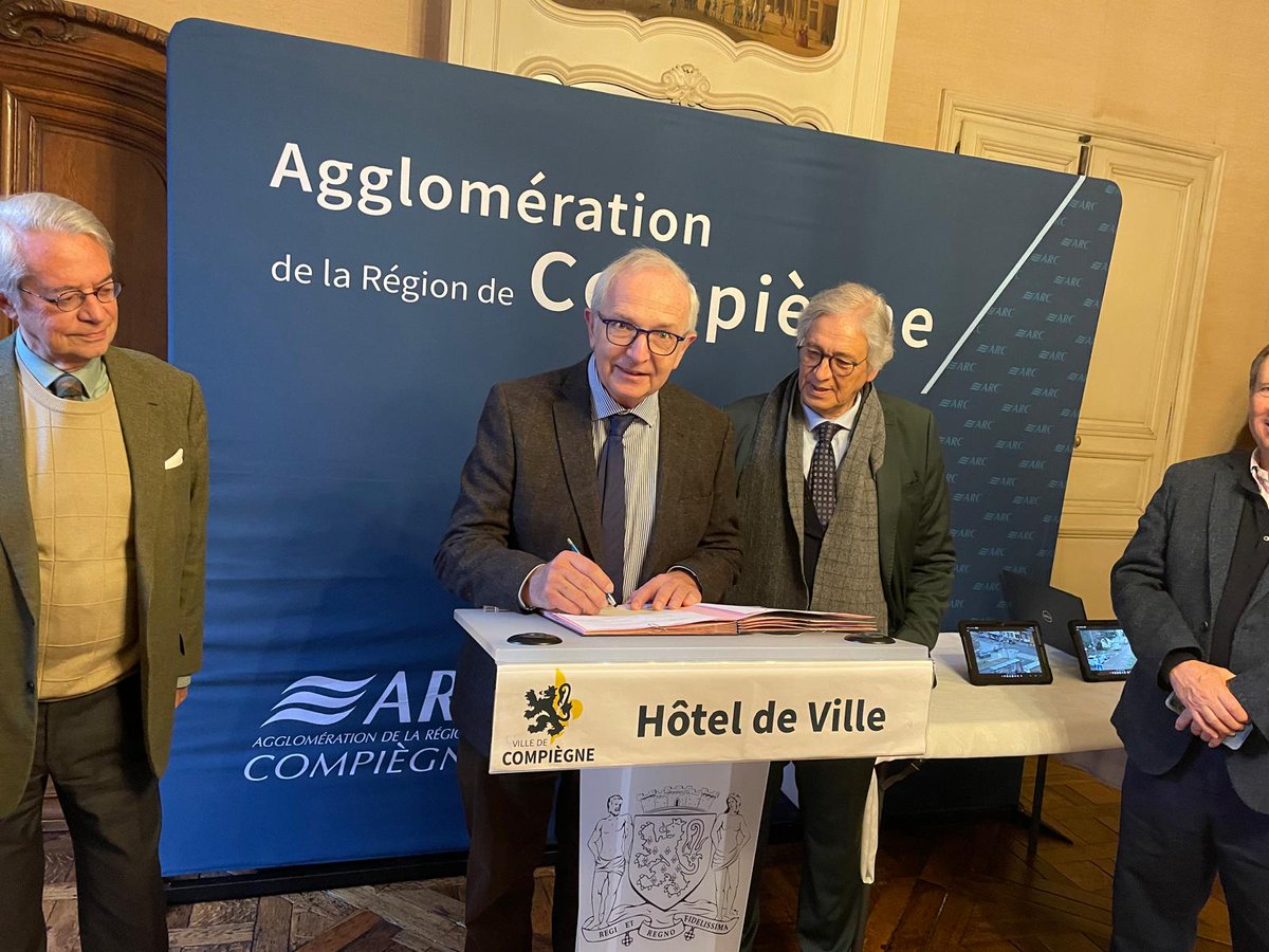 edevalroger's tweet image. Signature d’une convention pour équiper la #Police nationale de tablettes connectées aux #caméras du CSI sur le territoire de l’ARC. Un outil concret pour mieux identifier les auteurs d’infractions et leurs itinéraires de fuite.
