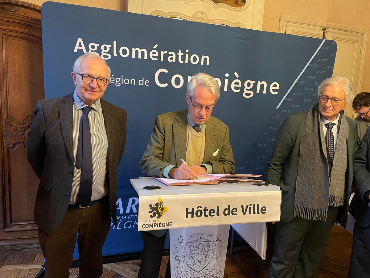 edevalroger's tweet image. Signature d’une convention pour équiper la #Police nationale de tablettes connectées aux #caméras du CSI sur le territoire de l’ARC. Un outil concret pour mieux identifier les auteurs d’infractions et leurs itinéraires de fuite.