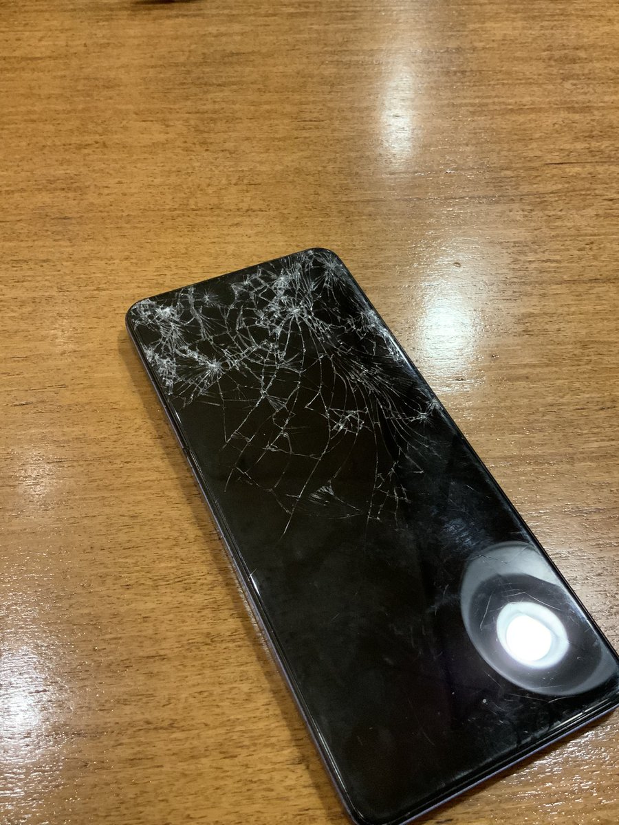 stickeemochee's tweet image. "Let's end this year with a ba-"
(proceeds to break both phone's screens)

This in a way is an emergency for me, cause i now dont have access to both my phones, and repair costs around $120 in all

if anyone is looking for illustrations and banners of their OC's
comm link below!!