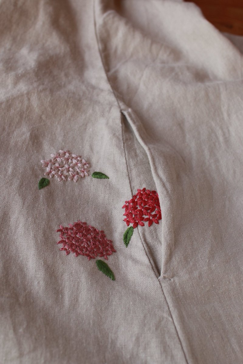 ワンピースのポッケからお花🌸破れてしまった部分を刺繍でお直しのご依頼。
ご依頼主からのアイデアでこのペンタスと言うお花に。小さい花が丸く集まっているのが可愛い♡
小さいお花を刺していくと大きな丸いお花になっていくのが楽しい刺繍でした！ご依頼ありがとうございました❣️
#刺繍
#刺繍お直し