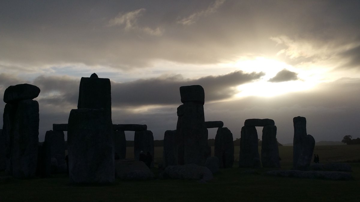 Sunrise at Stonehenge today (16th December) was at 8.05am, sunset is at 4.00pm 🌥️