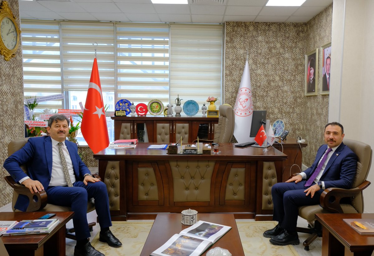 MemCankiri's tweet photo. Çankırı İl Göç İdaresi Müdürü Osman Karaca, İl Milli Eğitim Müdürümüz Ayhan Işık’a hayırlı olsun ziyaretinde bulundu. Nazik ziyaretleri nedeniyle kendilerine teşekkür ederiz. https://t.co/8eF2hbQr12