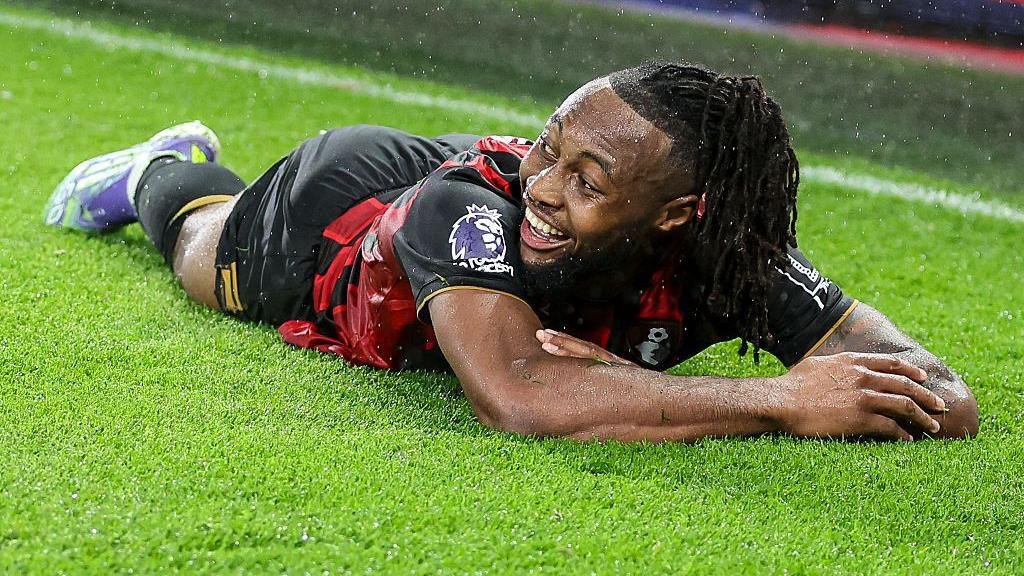 🚨 BREAKING:

Manchester United are firmly in the race to sign Antoine Semenyo from Bournemouth. Semenyo has a £65M release clause in his contract which becomes active on January 1st.

United have not been actively looking to sign another forward in January but believe the