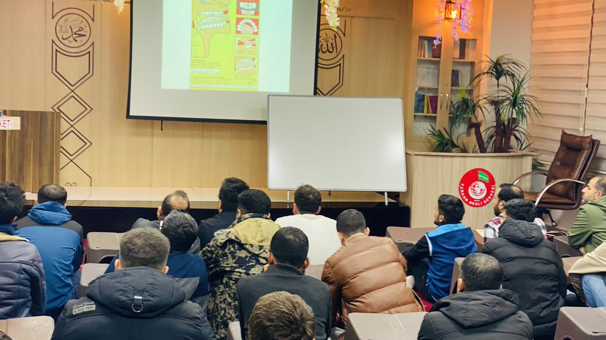 fneslidernegi's tweet photo. 📖 Dün gerçekleştirdiğimiz Kur’an programımızdan gönüllere dokunan güzel anlar…

Rabbimizin kelâmıyla buluştuğumuz, ilim ve muhabbetle geçen derslerimiz her pazartesi ve çarşamba devam ediyor.

✨ 1 ay gibi kısa bir sürede Kur’an-ı Kerim okumayı öğrenme imkânı sunan bu hayırlı çalışmaya, kalbinde Kur’an’a bir adım atma niyeti olan herkesi bekliyoruz.

Peygamber Efendimiz ﷺ:
“Sizin en hayırlınız, Kur’an’ı öğrenen ve öğreteninizdir.” (Buhârî)