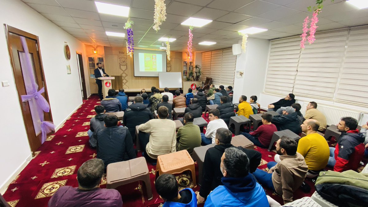 fneslidernegi's tweet photo. 📖 Dün gerçekleştirdiğimiz Kur’an programımızdan gönüllere dokunan güzel anlar…

Rabbimizin kelâmıyla buluştuğumuz, ilim ve muhabbetle geçen derslerimiz her pazartesi ve çarşamba devam ediyor.

✨ 1 ay gibi kısa bir sürede Kur’an-ı Kerim okumayı öğrenme imkânı sunan bu hayırlı çalışmaya, kalbinde Kur’an’a bir adım atma niyeti olan herkesi bekliyoruz.

Peygamber Efendimiz ﷺ:
“Sizin en hayırlınız, Kur’an’ı öğrenen ve öğreteninizdir.” (Buhârî)