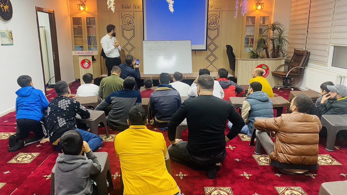 fneslidernegi's tweet photo. 📖 Dün gerçekleştirdiğimiz Kur’an programımızdan gönüllere dokunan güzel anlar…

Rabbimizin kelâmıyla buluştuğumuz, ilim ve muhabbetle geçen derslerimiz her pazartesi ve çarşamba devam ediyor.

✨ 1 ay gibi kısa bir sürede Kur’an-ı Kerim okumayı öğrenme imkânı sunan bu hayırlı çalışmaya, kalbinde Kur’an’a bir adım atma niyeti olan herkesi bekliyoruz.

Peygamber Efendimiz ﷺ:
“Sizin en hayırlınız, Kur’an’ı öğrenen ve öğreteninizdir.” (Buhârî)