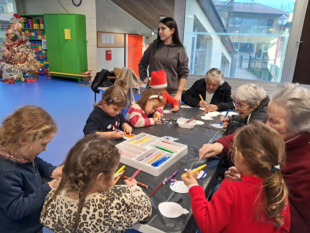 Chatel_Guyon's tweet photo. C'est Noël à l'école maternelle Pierre Ravel ! 🎄
Ce matin les enfants ont eu la visite du Père Noël 🎅 qu'ils ont accueilli en chansons 🎶Et hier, les petits Châtelguyonnais ont participé à un atelier créatif et intergénérationnel avec les résidents de l'Ehpad les Candélies 🤩🌠 https://t.co/vl9RvHqpgQ
