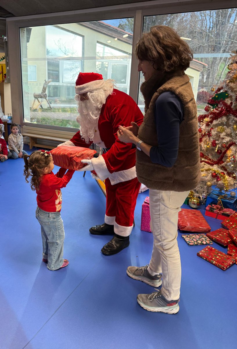 Chatel_Guyon's tweet photo. C'est Noël à l'école maternelle Pierre Ravel ! 🎄
Ce matin les enfants ont eu la visite du Père Noël 🎅 qu'ils ont accueilli en chansons 🎶Et hier, les petits Châtelguyonnais ont participé à un atelier créatif et intergénérationnel avec les résidents de l'Ehpad les Candélies 🤩🌠 https://t.co/vl9RvHqpgQ