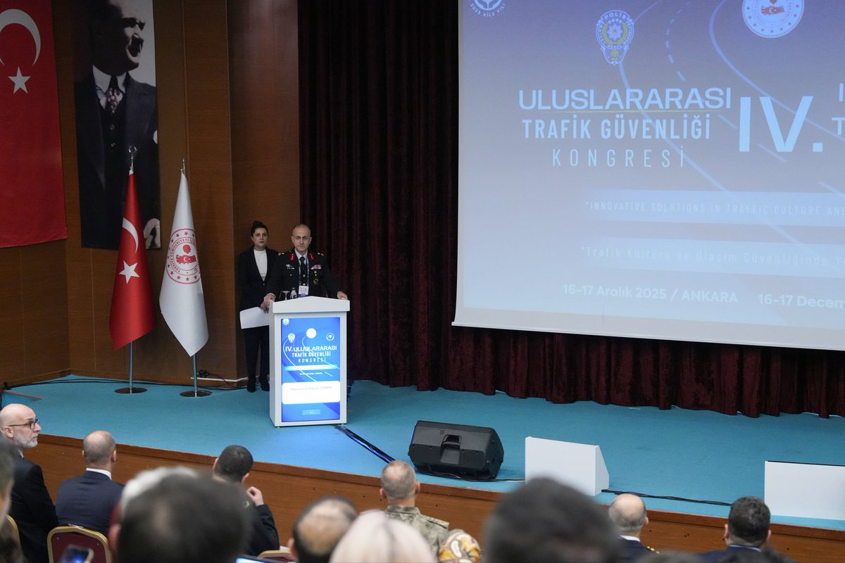 paedutr's tweet photo. IV. Uluslararası Trafik Güvenliği Kongresi Açılış Töreni

16-17 Aralık 2025 tarihlerinde Polis Akademisi Başkanlığımızda “Trafik Kültürü ve Ulaşım Güvenliğinde Yenilikçi Çözümler” ana teması ile düzenlenen “4. Uluslararası Trafik Güvenliği Kongresi’nin açılış töreni gerçekleştirilmiştir.

Başkanlığımız Gölbaşı yerleşkesinde düzenlenen kongrenin açılış törenine, Polis Akademisi Başkanımız Prof. Dr. Murat BALCI, İçişleri Bakanlığı İç Güvenlik Stratejileri Dairesi Başkanı Dr. Mehmet PARLAK, Özel Harekat Başkanı 1. Sınıf Emniyet Müdürü Ünsal HAYAL, Trafik Başkanı 1. Sınıf Emniyet Müdürü Ümit MUTLU, Jandarma Genel Komutanlığı Trafik Daire Başkanı Tuğgeneral Tolga ÇEMREK, İller İdaresi Daire Başkanı Asım SOLAK, Polis Akademisi Başkan Yardımcılarımız, Emniyet Genel Müdürlüğüne bağlı Daire Başkanlıkları ile çeşitli kurum ve kuruluşlardan temsilciler katılım sağlamıştır.

Açılış töreni, İç Güvenlik Fakültesi Dekan Yardımcısı Prof. Dr. Şenol YAPRAK, Jandarma Genel Komutanlığı Trafik Daire Başkanı Tuğgeneral Tolga ÇEMREK ve Trafik Başkanı 1. Sınıf Emniyet Müdürü Ümit MUTLU’nun konuşmaları ile Polis Akademisi Başkanımız Prof. Dr. Murat BALCI’nın hitaplarının ardından aile fotoğrafı çekimi ile sona ermiştir.