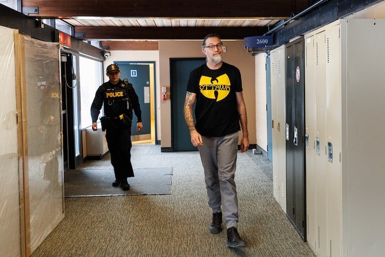 1DanStanton's tweet image. « Canadian military intelligence officer allegedly shared classified information with Ukraine. » theglobeandmail.com/politics/artic…