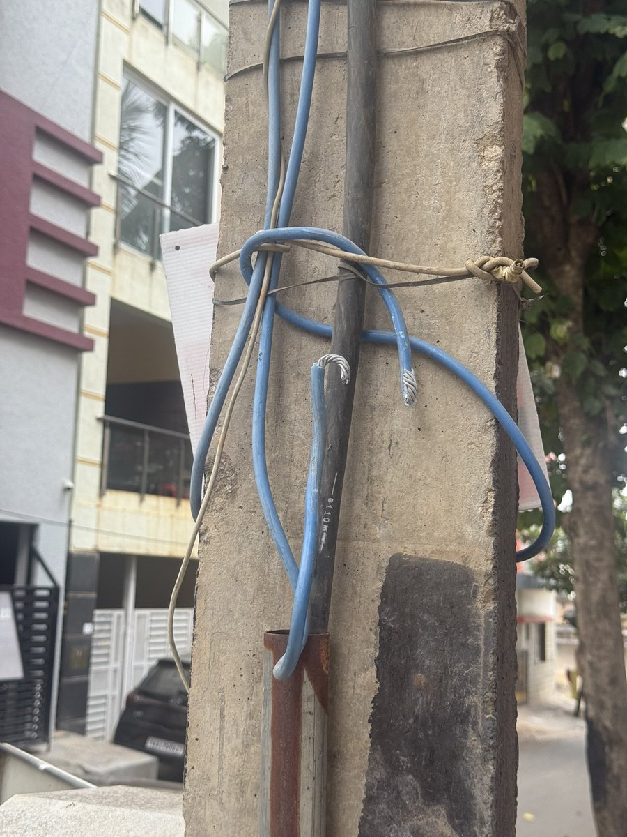 RakshithMoorthy's tweet photo. @bbmpcommr , there’s a live wire exposed on a street lamp. Upon raising complaint, the same is closed without any resolution. 
We have kids playing in the street. Before this turns into a deadly accident, get this fixed. 
Complaint number (Sahaaya 2.0) : 20961802 , 20970041 https://t.co/WLCvYBa9dM
