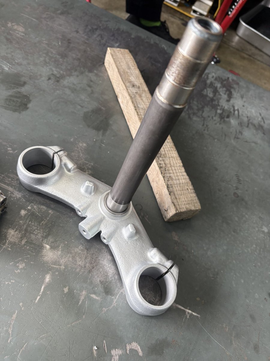 誤発注で3年以上寝かせてたゼファーχのアンダーブラケット新品

今見たら廃盤で3倍くらいに高騰してた
持ってて良かった系