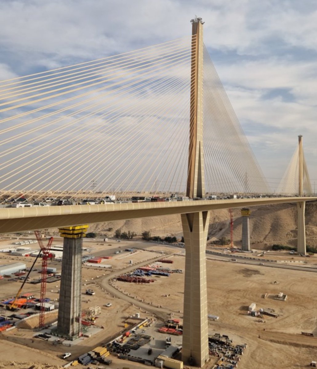 SaudiProject's tweet image. تسارع أعمال تنفيذ مشروع #الجسر_المعلق في الرياض حيث يجري تنفيذ الركائز العمودية ليصل ارتفاعها إلى 175 مترًا، وسيضم المشروع جسرين جديدين موازيين للجسر الحالي، بالإضافة إلى تطوير تقاطع طريق جدة مع الطريق الدائري الغربي