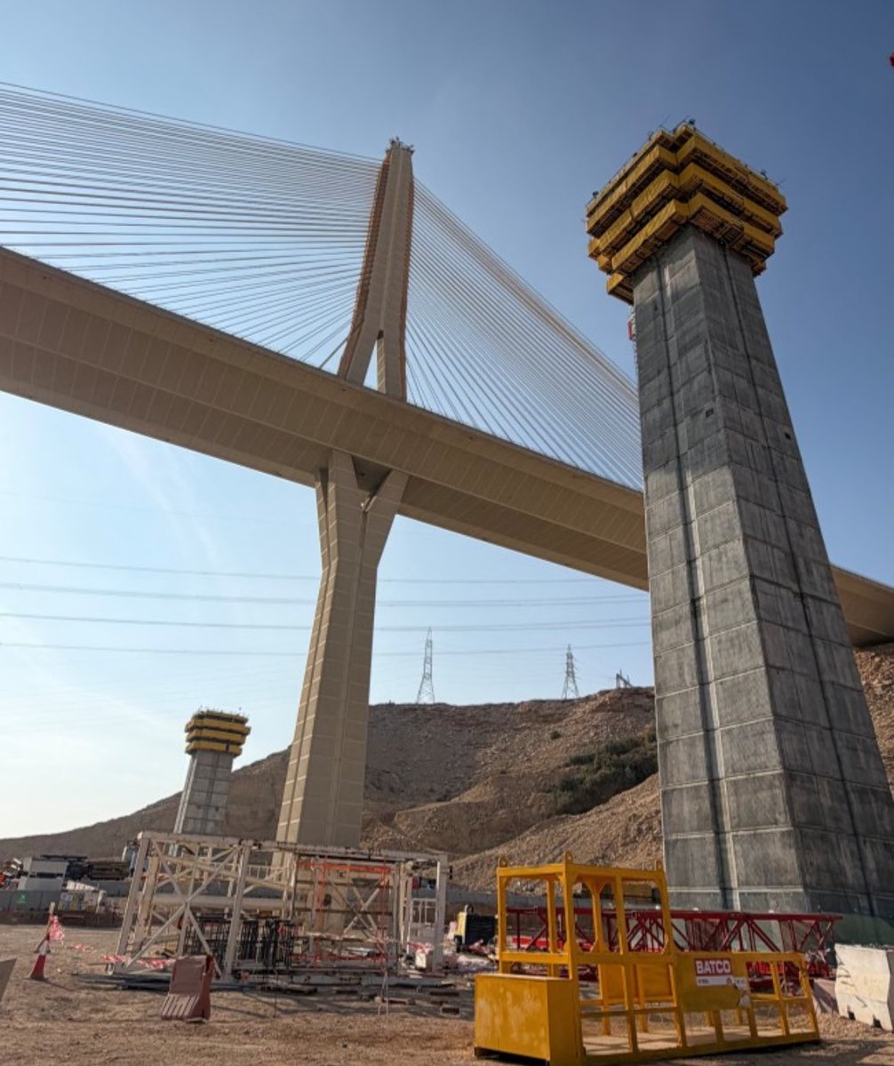 SaudiProject's tweet image. تسارع أعمال تنفيذ مشروع #الجسر_المعلق في الرياض حيث يجري تنفيذ الركائز العمودية ليصل ارتفاعها إلى 175 مترًا، وسيضم المشروع جسرين جديدين موازيين للجسر الحالي، بالإضافة إلى تطوير تقاطع طريق جدة مع الطريق الدائري الغربي