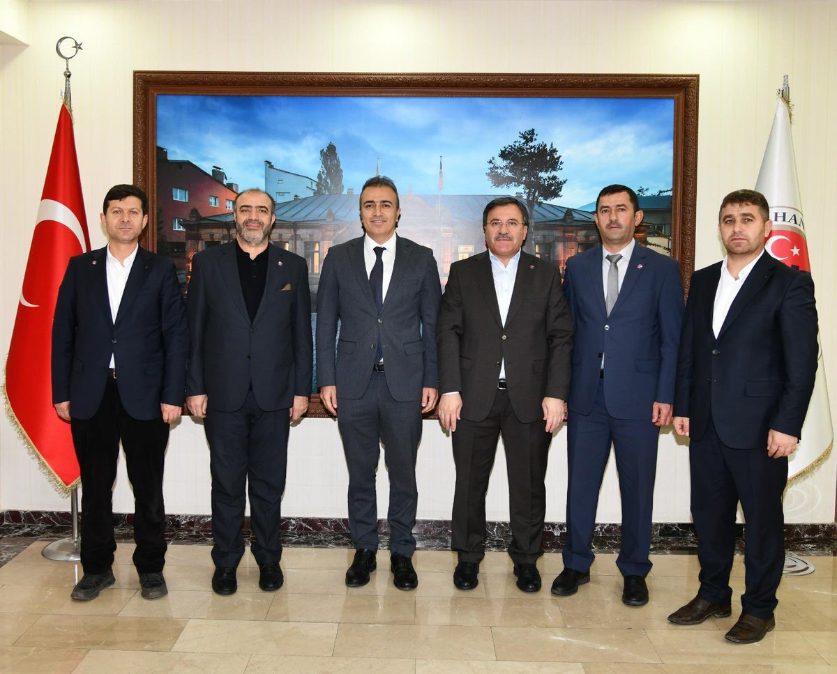 Diyanet-Sen heyeti olarak: Ardahan Valisi Sn. Hayrettin Çiçek’i ziyaret ettik.

Din görevlilerimizin Ardahan özelinde beklentilerini paylaştık.

Heyetimize ilgisi için Vali Sn. Çiçek’e teşekkür ediyoruz.