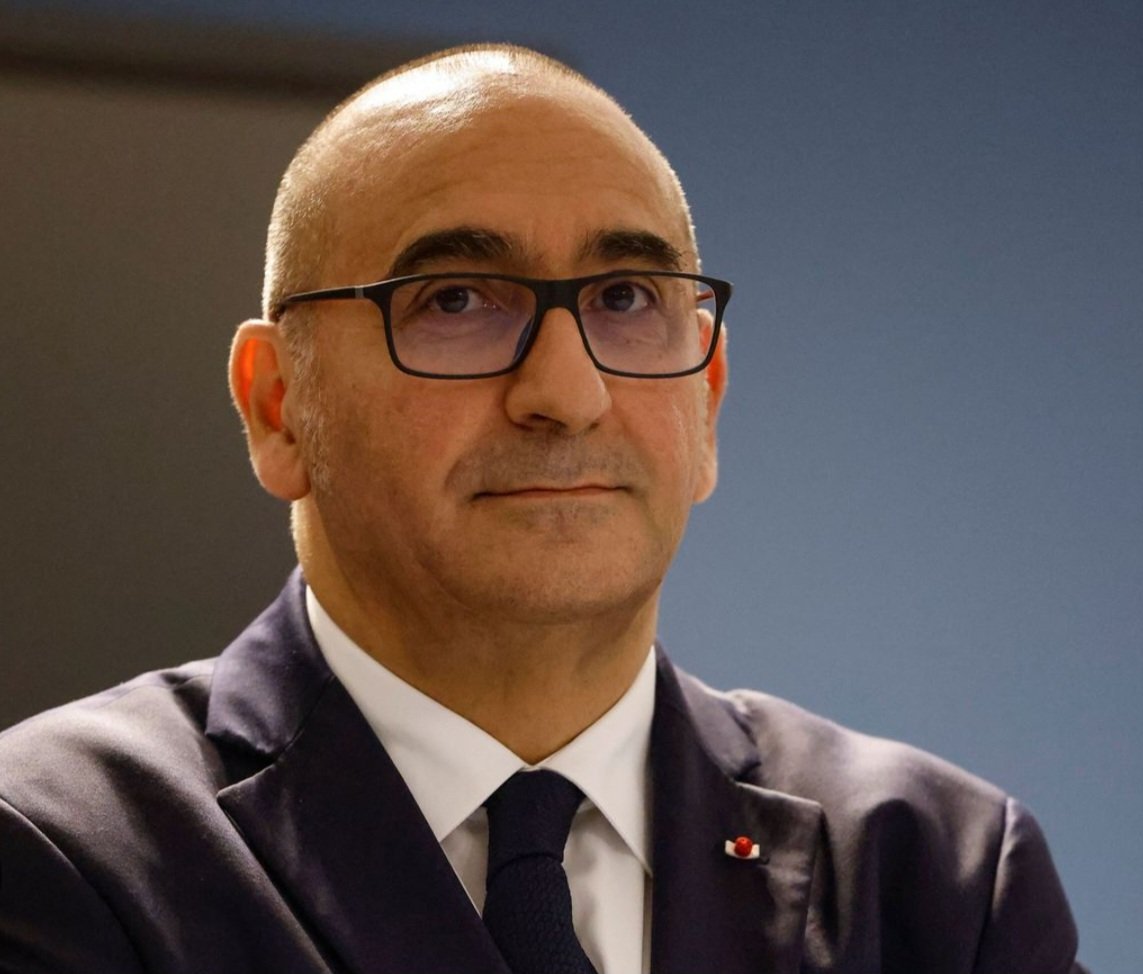 AMUSEZ-VOUS À COMPTER LE NOMBRE DE "VOILÀ" DANS CHACUNE DE SES INTERVENTIONS..
C'EST HALLUCINANT !