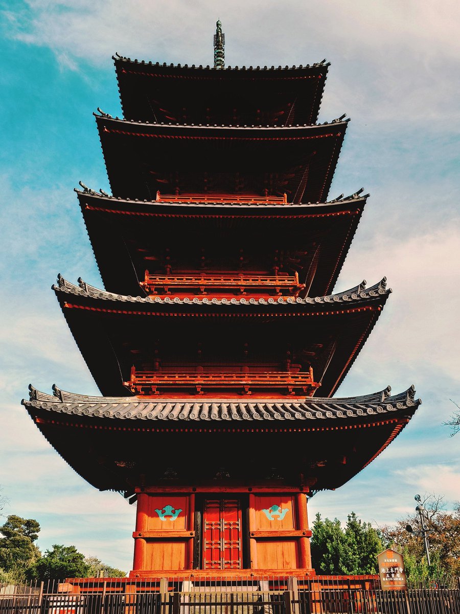 先月の出張で立ち寄った池上本門寺の五重塔。 もしや中にブルース
