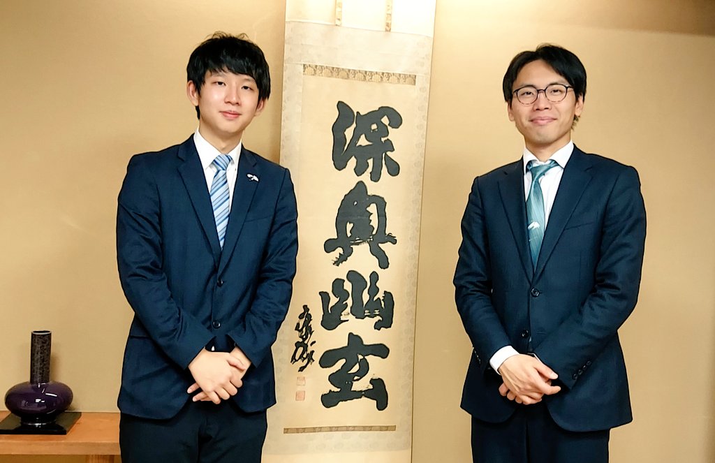 v4seR2cGOCn73Od's tweet photo. 林漢傑八段が台湾にいたときの先生が、蕭鈺洋新人王の祖父というご縁でした。
蕭「小さい頃からお世話になっています」
林「初めて会ったのは５歳くらいかな、大きくなって…」
最後に記念写真をパシャ
#新人王 #囲碁 https://t.co/9mvLOhWQhh