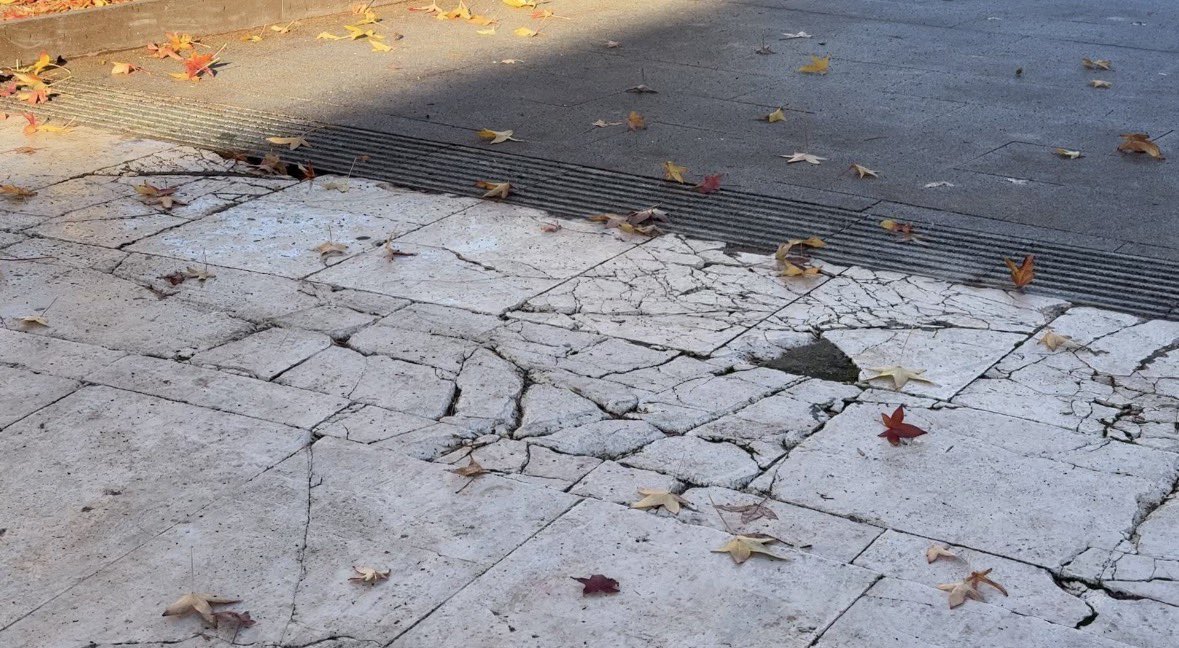 Ya se están licitando los trabajos de remodelación del entorno de la Capilla del Oidor.

Una actuación en 1.000m2 de superficie, con un plazo de ejecución de 3 meses.

Se conservará la traza del pavimento actual pero sustituyendo las piezas de caliza, que están muy deterioradas.