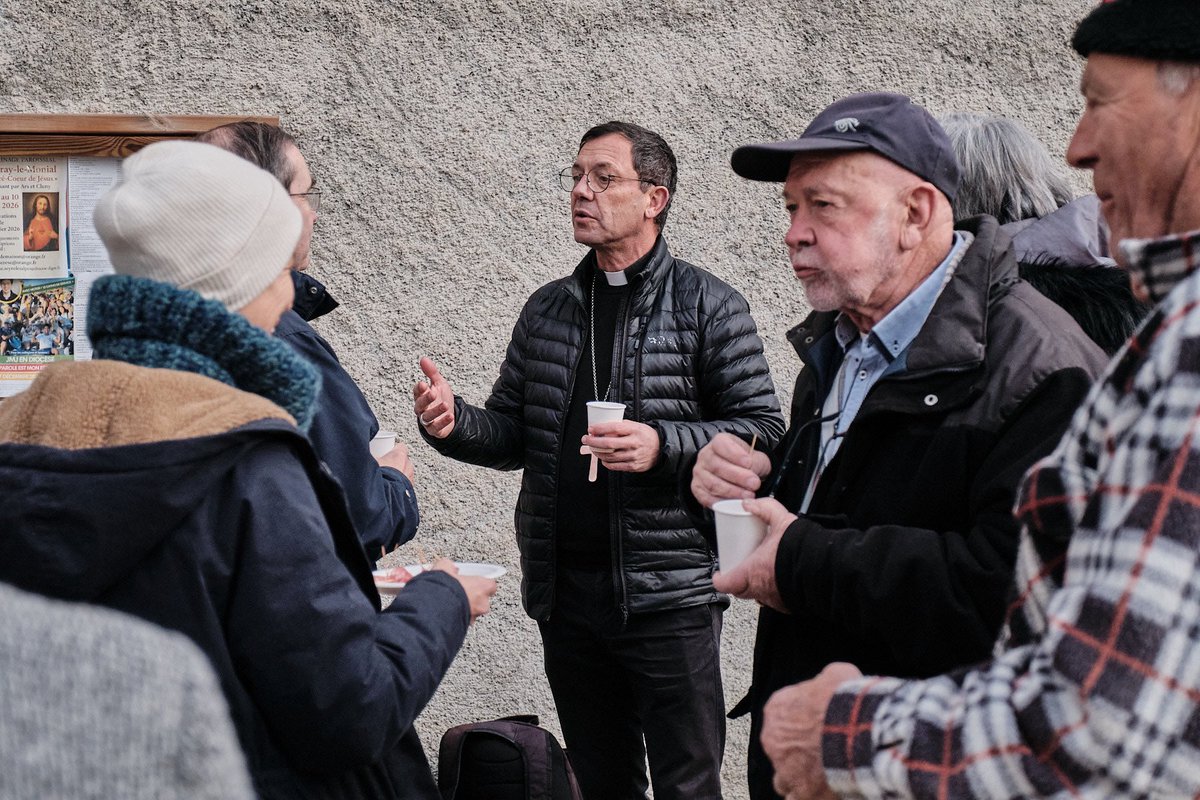 EGobilliard's tweet image. Visite et bénédiction de l’exploitation Savornin, éleveur à Seyne, avec Laurent Pascal, maire. Célébration et rencontre fraternelle avec les habitants 
Photos : Thomas DELSOL