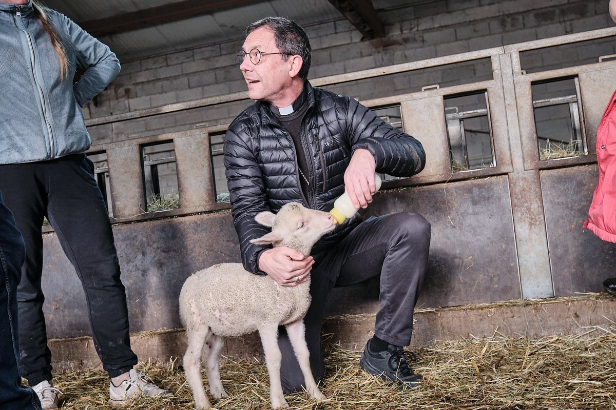 EGobilliard's tweet image. Visite et bénédiction de l’exploitation Savornin, éleveur à Seyne, avec Laurent Pascal, maire. Célébration et rencontre fraternelle avec les habitants 
Photos : Thomas DELSOL