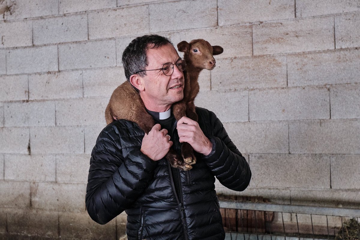 EGobilliard's tweet image. Visite et bénédiction de l’exploitation Savornin, éleveur à Seyne, avec Laurent Pascal, maire. Célébration et rencontre fraternelle avec les habitants 
Photos : Thomas DELSOL