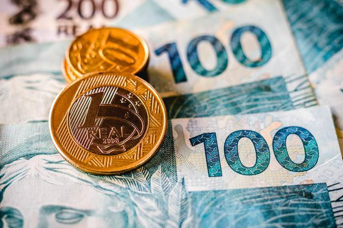 SenadoFederal's tweet photo. Salário mínimo terá ganho real e subirá para R$1.621 já em janeiro de 2026. Ouça: https://t.co/KPXJoRm5CH https://t.co/ryEEku8ZjT