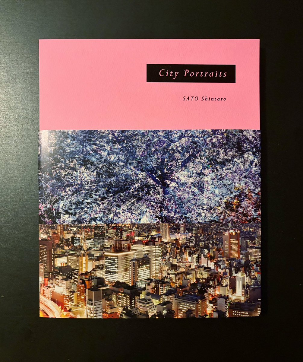 遅ればせながら、ふげん社の佐藤信太郎さんの個展に。
未発表の初期作〈平面都市〉をはじめ、彼が圧倒的な情報量にこだわりつつ、平面化された都市から地面を主題にした〈geography〉のちの〈東京非常階段〉や〈Boundary〉へと進んでいったかがよくわかる、凝縮された回顧展といった趣きだった。