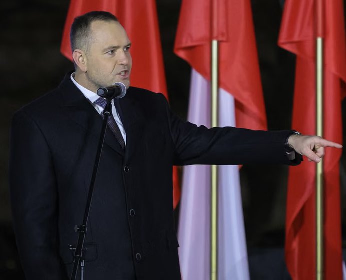 Karol Nawrocki dla WP: 

„Rząd doprowadza do kolejnych kryzysów, nie spełnia własnych obietnic i jest po prostu złym rządem. Konsekwentnie nazywam premiera Donalda Tuska najgorszym premierem w Polsce po 1989 roku.
Będę współpracował z każdym rządem - oby tylko z lepszym”