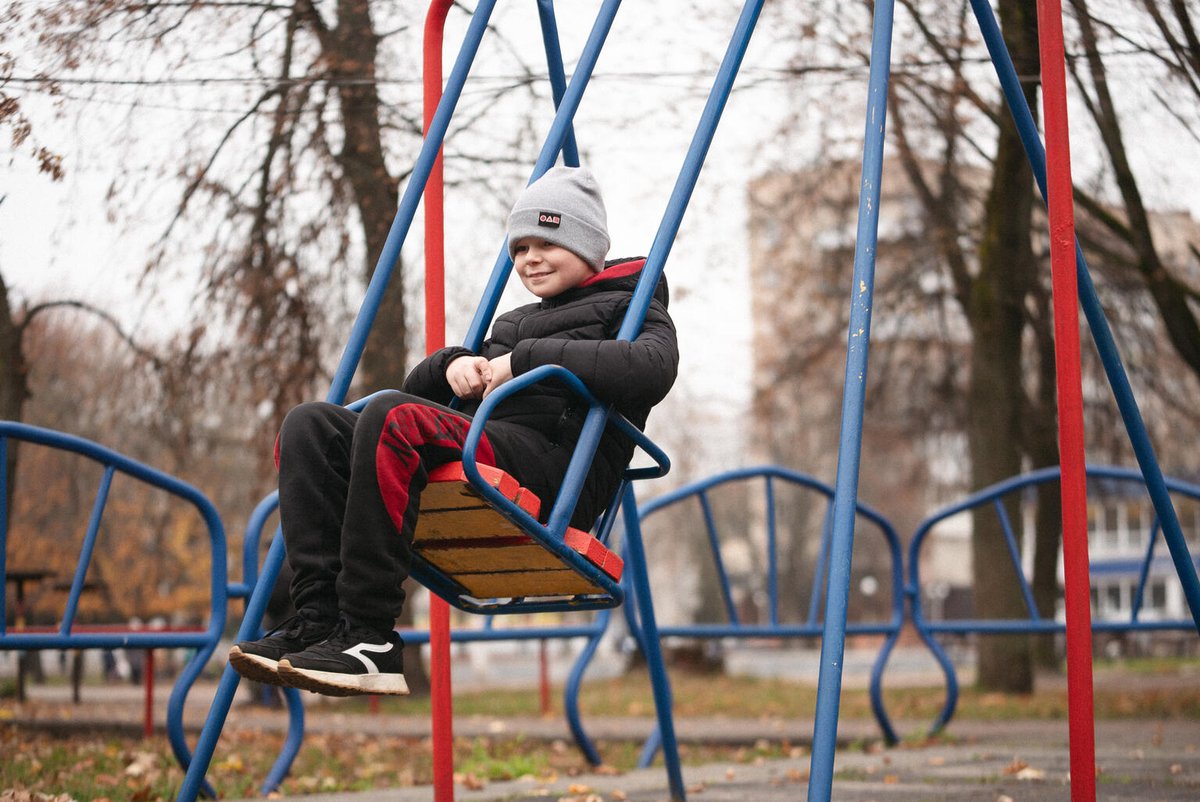 En pleno invierno, la situación de la infancia más vulnerable en Ucrania se complica aún más. Gracias al apoyo de <a href="/MadridPSociales/">Políticas Sociales, Familia e Igualdad</a>, 240 familias que viven cerca de la línea de combate recibirán ayuda crucial para hacer frente a sus necesidades básicas #30AñosSolidaridadMadrileña