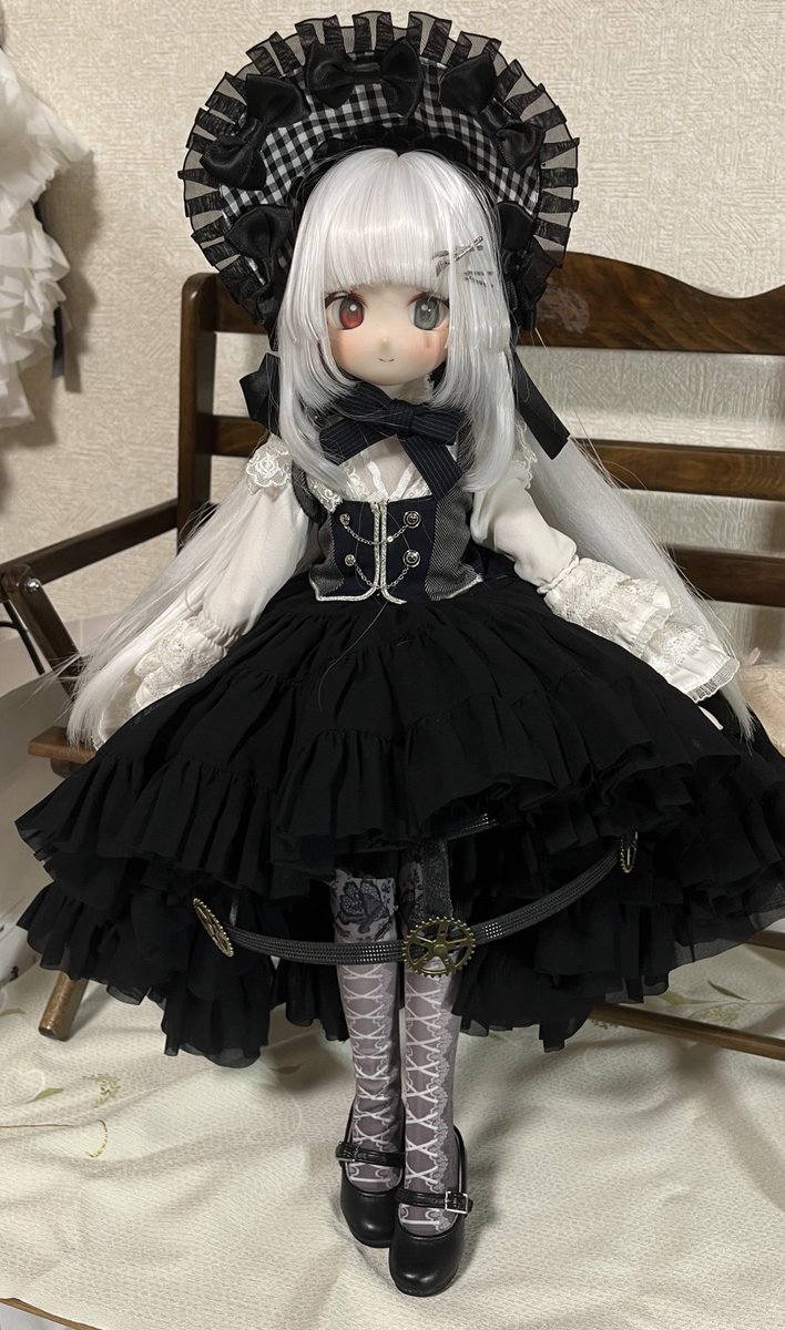 シルバー髪の黒服人形 見た人も無言で銀髪or白髪をあげる