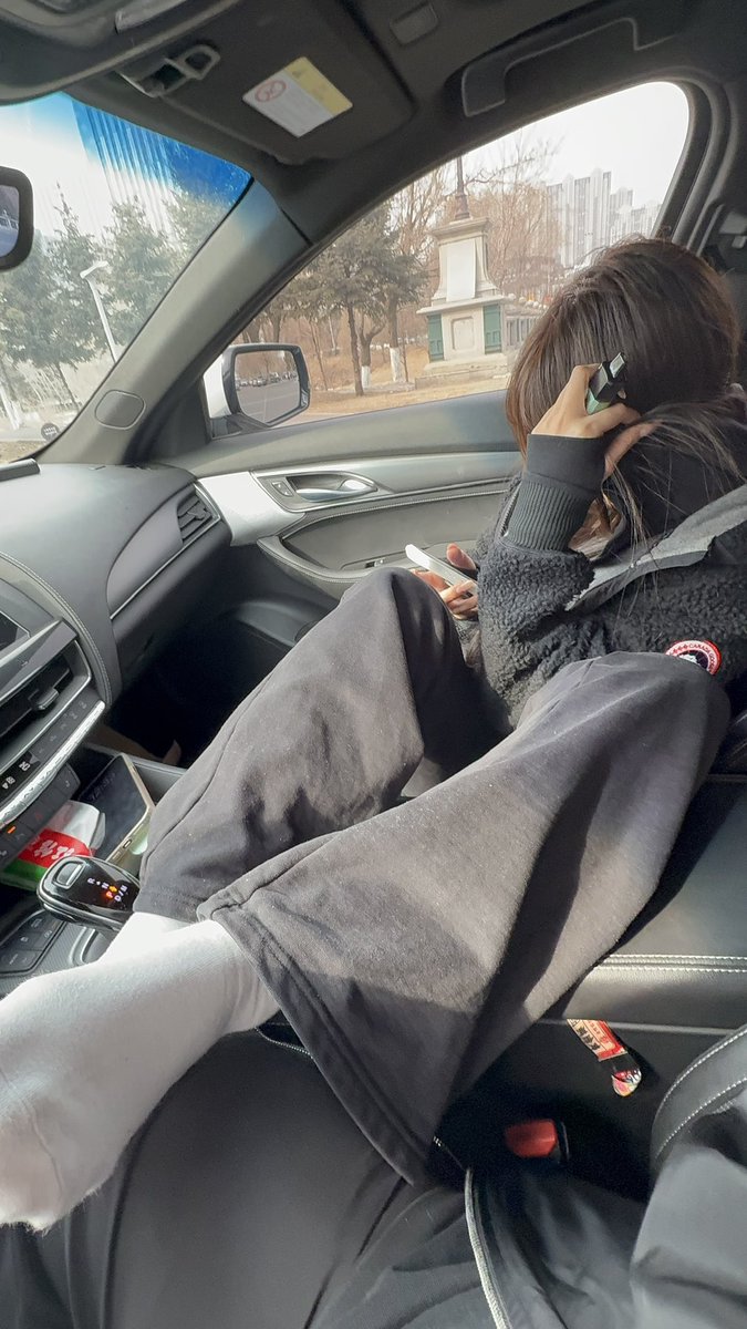 動画プレビュー: 【原创视频】超清纯富家女 穿着正版巴黎世家来面交 第一次尝试闻脚玩脚十分害羞脚上的袜子已经穿了三体没