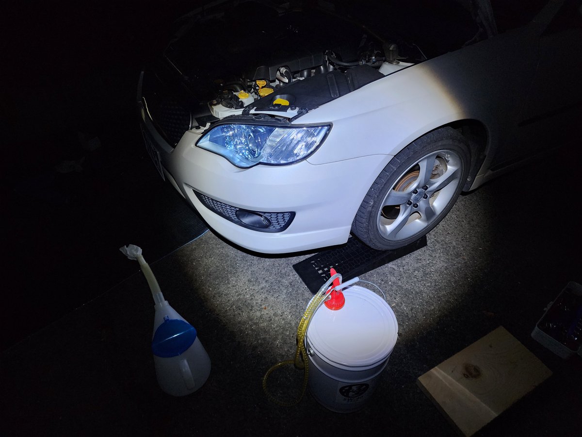 warabi_15's tweet photo. おもむろにオイル交換
あえて6000km超えてからやったけど不安になる色してた
3-4000km毎が良いと思われる https://t.co/vUWLVNsyWt