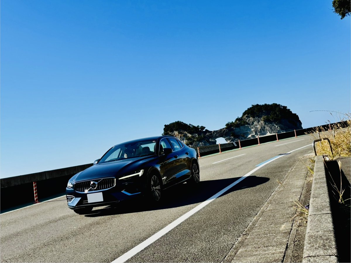 thirdfloor911's tweet photo. 4年乗ったS60とお別れしました
ボルボ最後の純ガソリンモデルだと思うので、できることなら維持し続けたかった..
一度も事故せず故障せずで快適なドライブを楽しめました！
今までありがとう！
#VOLVO #S60 https://t.co/zI2R4Pgd5n