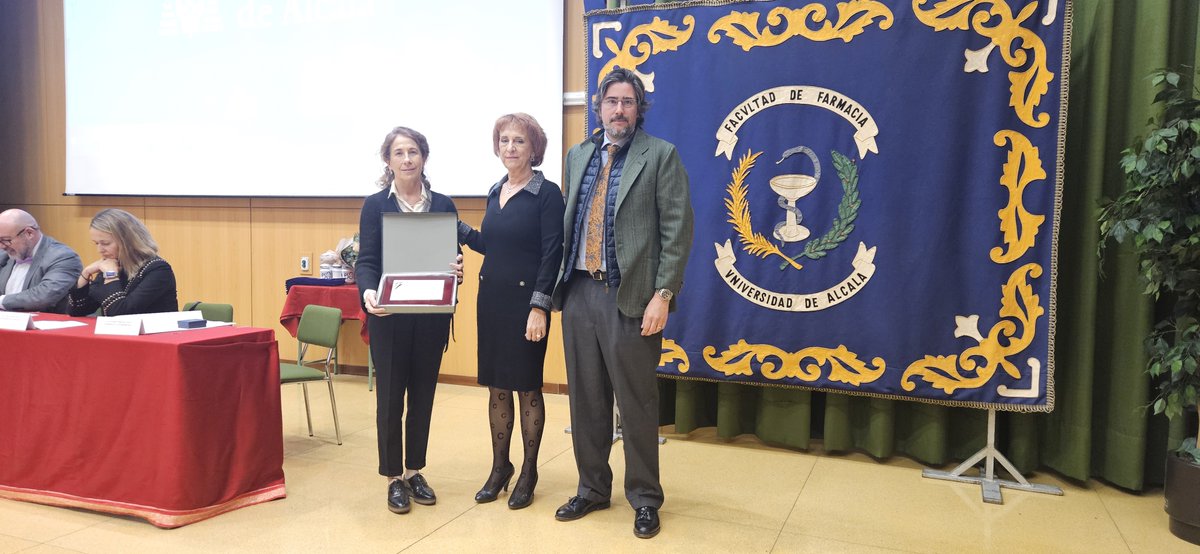 LaboratoriosVir's tweet photo. El pasado viernes, la Universidad de Alcalá de Henares nos otorgó un reconocimiento por nuestro compromiso con la educación y nuestra contribución a la formación de posgrado en el área de Industria Farmacéutica. https://t.co/r6cXZlDwRb