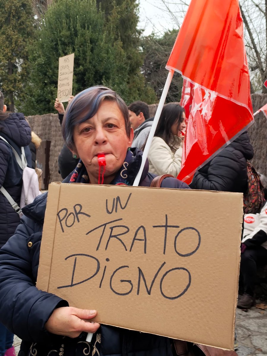 iucolmenarejo's tweet photo. Izquierds Unida Colmenarejo defendiendo a las trabajadoras despedidas de la residencia de mayores Novoescorial en El Escorial por promover elecciones sindicales. ✊ https://t.co/AjtO33UBrR