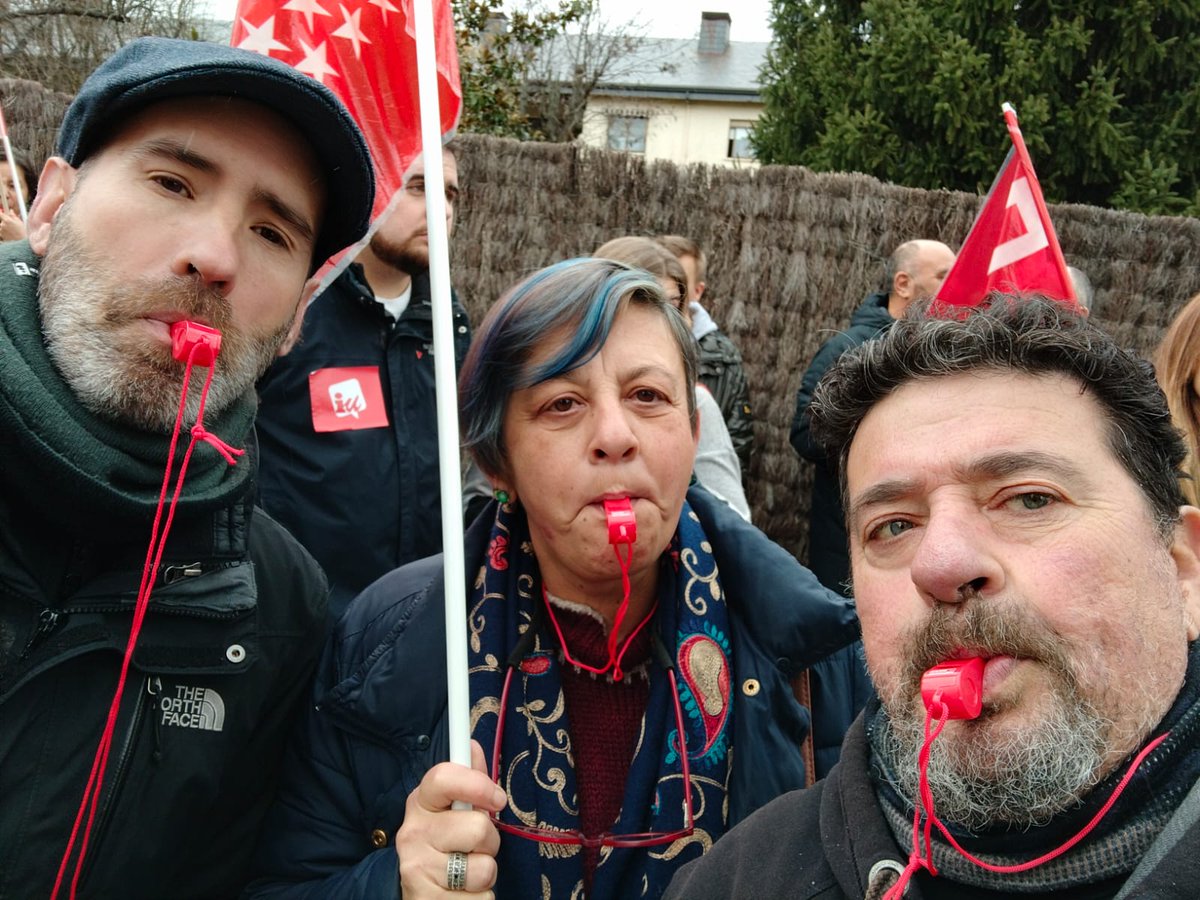 iucolmenarejo's tweet photo. Izquierds Unida Colmenarejo defendiendo a las trabajadoras despedidas de la residencia de mayores Novoescorial en El Escorial por promover elecciones sindicales. ✊ https://t.co/AjtO33UBrR