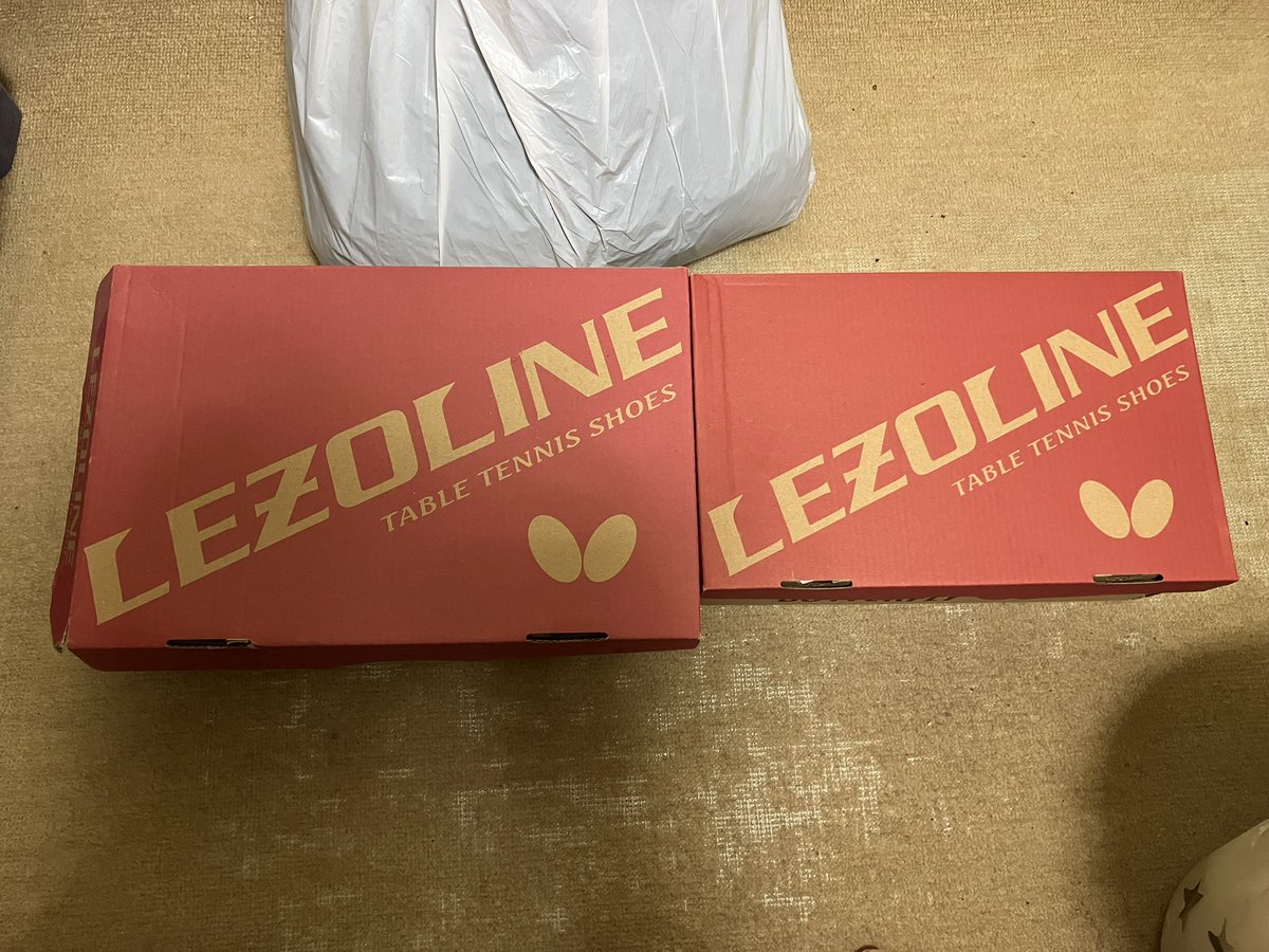 May_T_T's tweet photo. 同じ靴買ったんだけど箱の大きさが小さくなってる？ https://t.co/H6cFaLjJzf